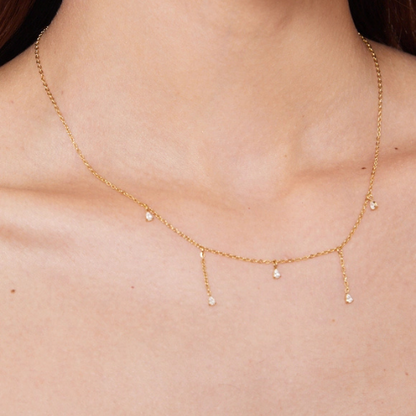 Zilverkleurige subtiele ketting met strass steentjes gedragen om de hals