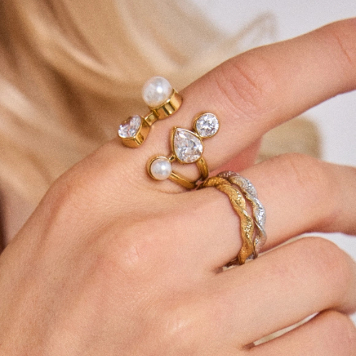 Verstelbare minimalistische ring van stainless steel met reliëf design om de vinger gedragen in beide kleuren - ingezoomd