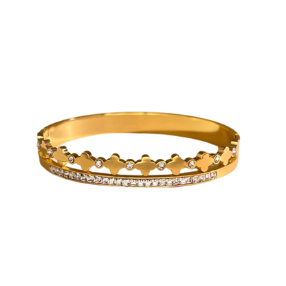 Celestial Clover Bangle – goudkleurige gesloten bangle met klaverdesign en zirkonia steentjes, gemaakt van stainless steel