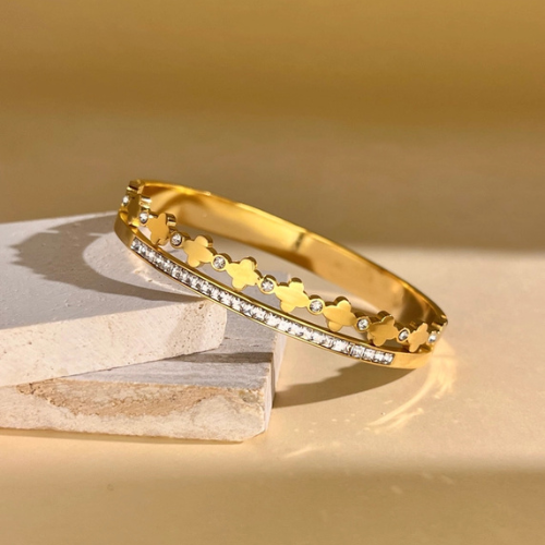 Goudkleurige Celestial Clover Bangle – met klaverdesign en zirkonia steentjes, gemaakt van stainless steel