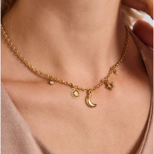 Minimalistische kosmische bedelketting van stainless steel gedragen om de hals