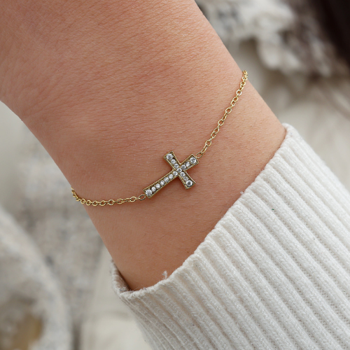 Goudkleurige armband met zirkonia kruisje – minimalistische damesarmband van roestvrij staal