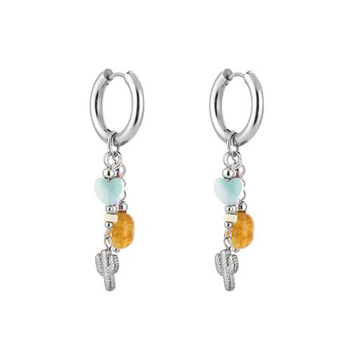 Zilverkleurige RVS hoepeloorbellen met blauw hartje, bruin steentje en zilveren cactusbedel, boho travel stijl.