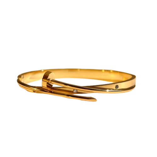 Goudkleurige spijkervormige gesloten bangle met zirkonia steentjes - luxe dames armbanden