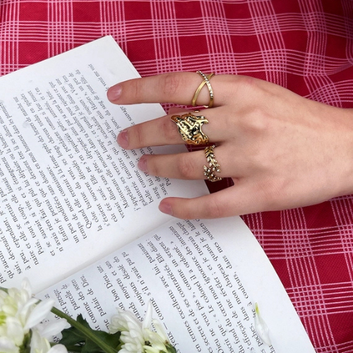 Goudkleurige verstelbare ring ingelegd met zirkonia gecombineerd met andere ringen