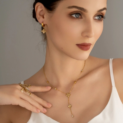 Goudkleurige stainless steel Y-ketting met zirkonia steentjes en klavers ingelegd met zirkonia – elegante en verfijnde damesketting gecombineerd met andere sieraden