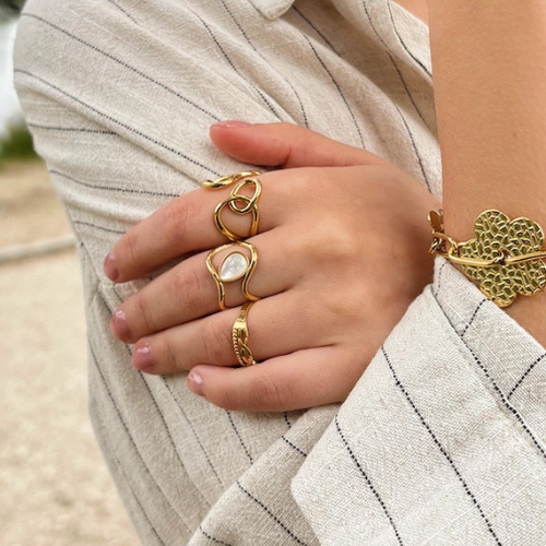 Goudkleurige verstelbare ring met melkwitte steen - van stainless steel - gecombineerd met andere ringen