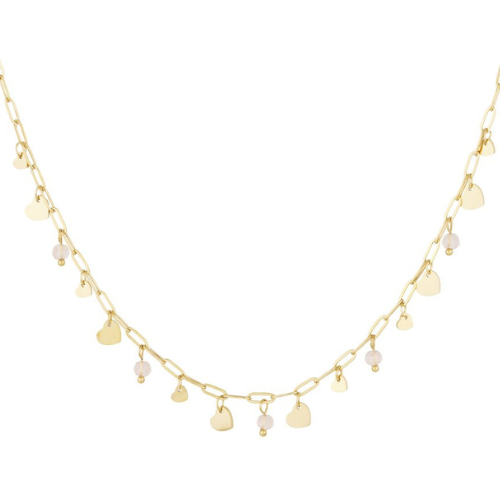 Goudkleurige Emily ketting met kleine hartbedeltjes en roze glaskralen, een speelse en elegante accessoire die kleur en charme toevoegt aan elke outfit