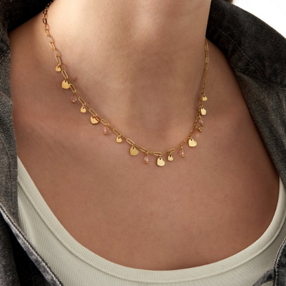 Leuke speelse ketting met goudkleurige hartjes bedels en roze glaskralen voor een kleurrijke touch aan iedere outfit