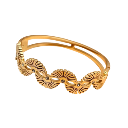 Goudkleurige Eternal Rays Bangle met zonnestraaldesign en glinsterende accenten
