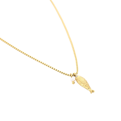 Gouden damesketting met visvormige hanger en zoetwaterparel – verfijnde en symbolische sieradenaccessoire.