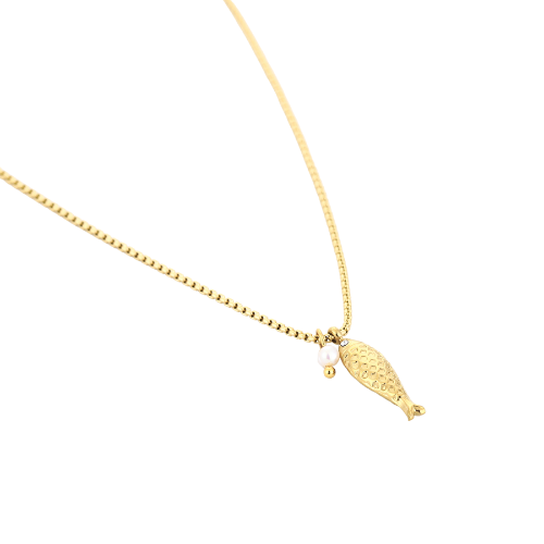 Gouden damesketting met visvormige hanger en zoetwaterparel – verfijnde en symbolische sieradenaccessoire.