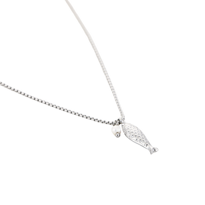 Zilverkleurige ketting met visbedel en zoetwaterparel – elegante damesketting met symbolische betekenis.