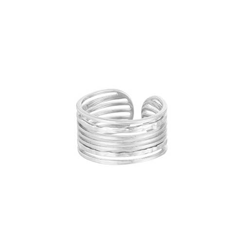 Minimalistische zilverkleurige roestvrijstalen ring met zeven gestapelde lagen, eigentijds ontwerp.