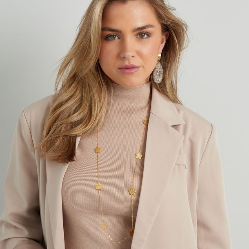 Lange goudkleurige bloemenketting - gedragen om een zakelijke look af te maken
