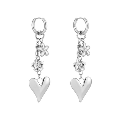 Zilverkleurige Floralove oorbellen met hangende bloemen en hartvormige bedels – elegante statement oorbellen van roestvrij staal.