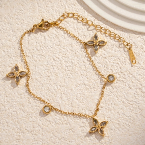 Goudkleurige stainless steel armband met zirkonia klavers en fonkelende zirkonia steentjes