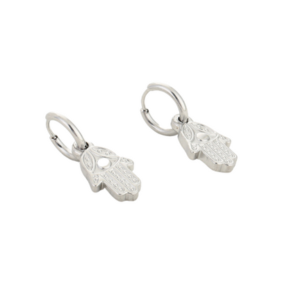 Set zilverkleurige Fatima-hand oorbellen liggend weergegeven – gedetailleerde sieraden met betekenisvol design.