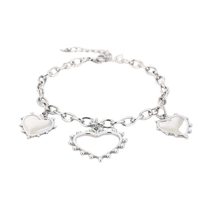 Zilverkleurige roestvrijstalen bedelarmband met verschillende hartjes – speelse en romantische uitstraling.