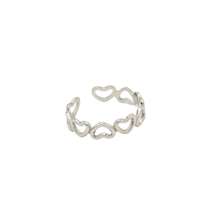Zilverkleurige hartjesring met open design, liggend weergegeven op witte achtergrond – verstelbaar en perfect als romantisch accent.
