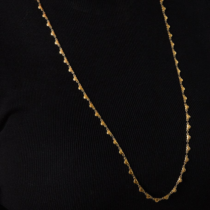 Lange goudkleurige ketting met fijne hartvormige schakels - gedragen om de hals - van roestvrij staal