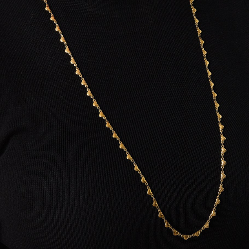 Lange goudkleurige ketting met fijne hartvormige schakels - gedragen om de hals - van roestvrij staal