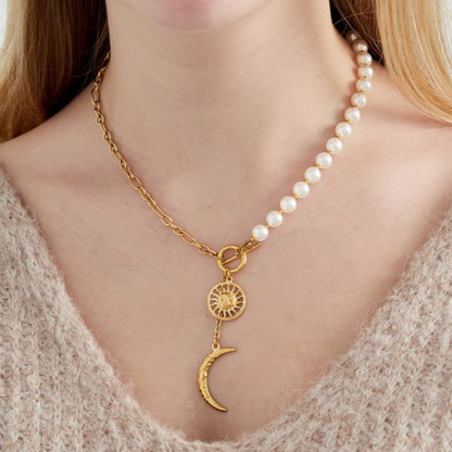 Elegante goudkleurige Y-ketting met parels en zon- en maanbedel in Y-vorm gedragen om de hals 