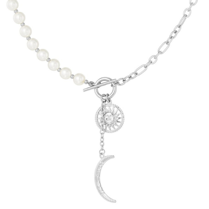 Elegante zilver kleurige ketting met parels aan één zijde en zon- en maanbedel in Y-vorm – stijlvolle handgemaakte sieraden voor elke gelegenheid.