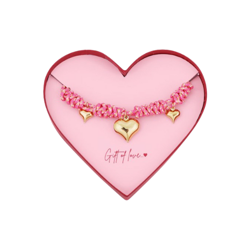 Izzy armband met gevlochten roze koord en goudkleurige hartbedels in luxe hartvormige giftbox