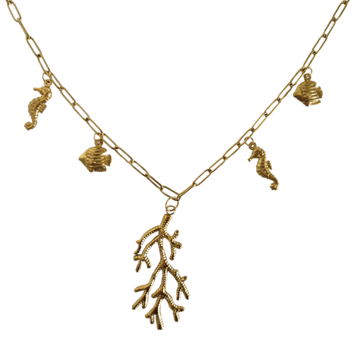 Gouden bedelketting met zeepaardjes, schelpen en een opvallende koraalhanger – op witte achtergrond.