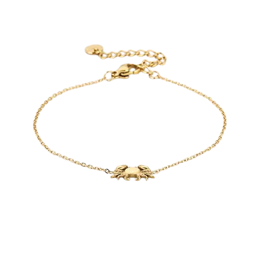 Liggende dunne goudkleurige RVS armband met minimalistisch krabbedel, subtiele beachlook.