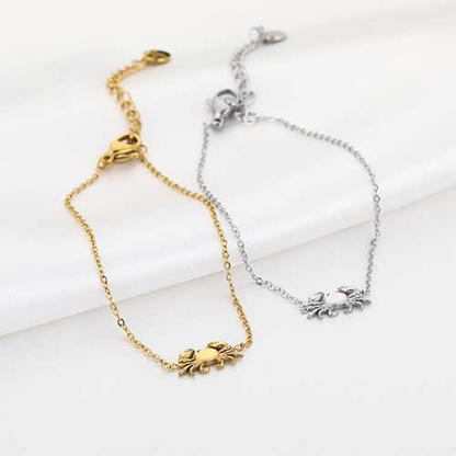 Dunne goud- en zilverkleurige RVS armband met minimalistisch krabbedel, subtiele beachlook.