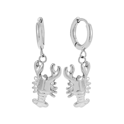 Zilverkleurige oorbellen met kreeft bedel – speelse stainless steel dames oorbellen met zomerse uitstraling