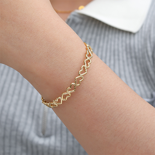 Stainless steel bangle met open hartjesdesign om pols, elegant en romantisch sieraad voor elke gelegenheid