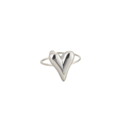 Zilverkleurige ring met glanzend hartvormig ontwerp, gefotografeerd op een witte achtergrond – minimalistisch en romantisch sieraad voor elke gelegenheid.