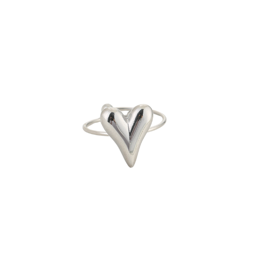 Zilverkleurige ring met glanzend hartvormig ontwerp, gefotografeerd op een witte achtergrond – minimalistisch en romantisch sieraad voor elke gelegenheid.