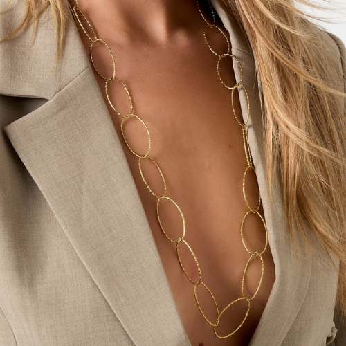 Lange goudkleurige ketting met grove ovale schakels - ook te combineren met andere ketting - gedragen bij een zakelijke look