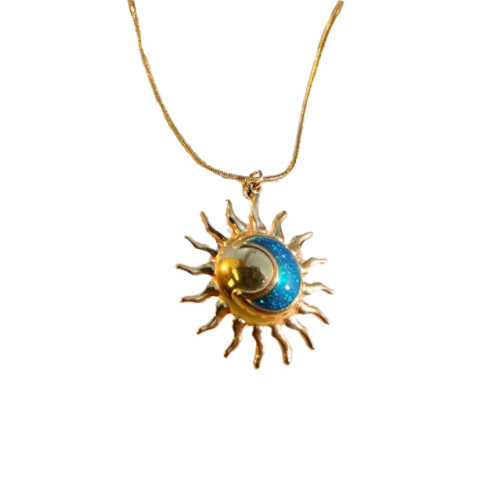 Goudkleurige zonneketting met blauwe sterrenhemel details - speelse kosmische ketting