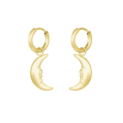 Goudkleurige oorringen met halvemaanbedels en gezichtdetails – elegante en spirituele statement oorbellen.