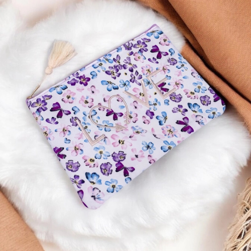 Make-uptasje met bloemen en roze kwastje - ideaal voor de vakanties of in de handbagage