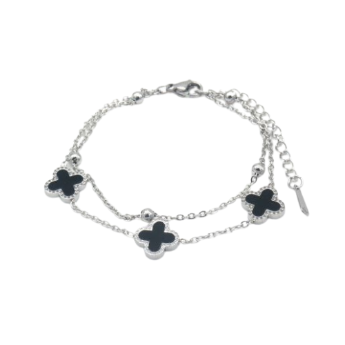 Zilverkleurige dubbele armband met drie zwarte klaverbedels en bolaccenten, verstelbare sluiting voor een moderne en elegante uitstraling