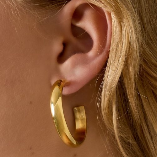 Goudkleurige oorringen van 4 cm – gemaakt van roestvrij staal - gedragen in het oor