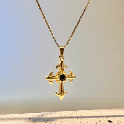 Goudkleurige kruis ketting met zwarte steen