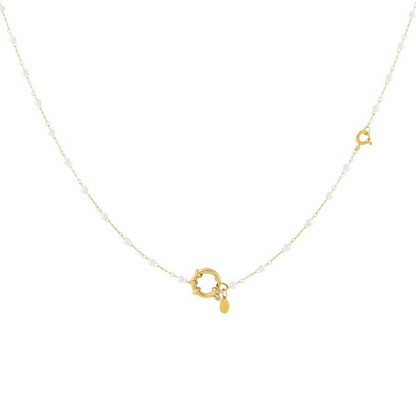 Half lange Pearl Lock ketting met elegante witte parels en goudkleurige sluiting, ideaal voor een tijdloze en chique uitstraling