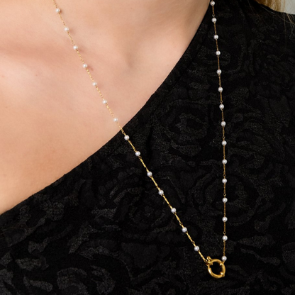 Half lange ketting met witte parels en goudkleurige sluiting, ideaal om te combineren met onze charms - gedragen om de hals