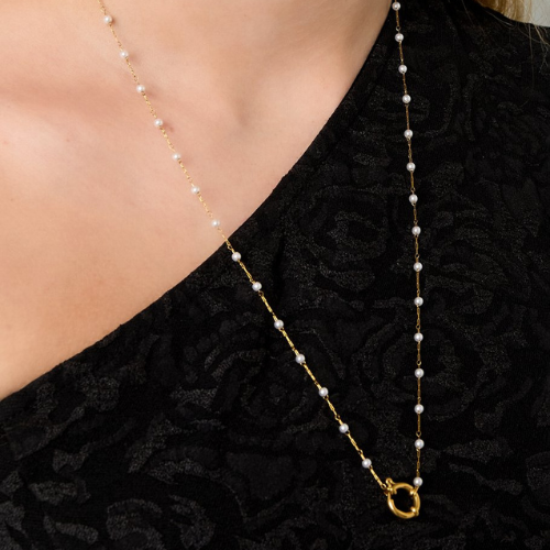 Half lange ketting met witte parels en goudkleurige sluiting, ideaal om te combineren met onze charms - gedragen om de hals
