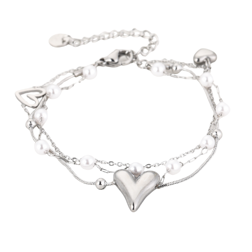 Drielaagse armband met parels, bolletjes en hartjesbedeltjes voor een speelse, toch romantische uitstraling - van zilverkleurig Stainless Steel
