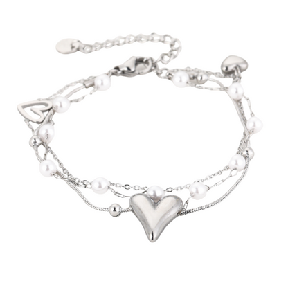 Drielaagse armband met parels, bolletjes en hartjesbedeltjes voor een speelse, toch romantische uitstraling - van zilverkleurig Stainless Steel