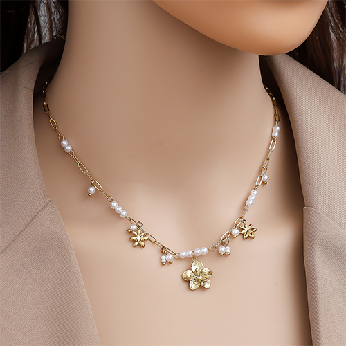 Prachtige ketting met bloemen en imitatie parels - van roestvrij staal - gedragen om de hals 