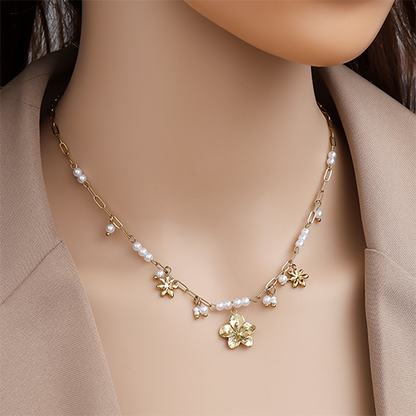 Prachtige ketting met bloemen en imitatie parels - van roestvrij staal - gedragen om de hals 